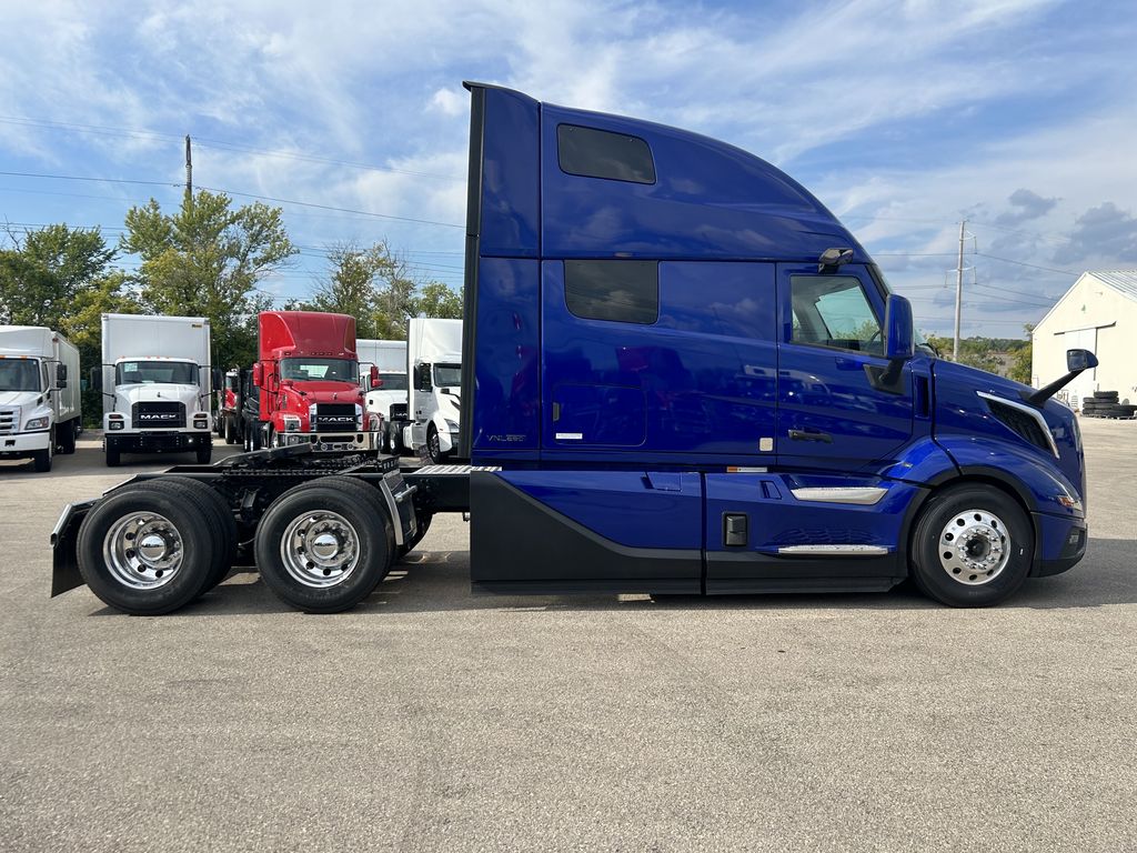 Slide images of 2025 VOLVO VNL64T860