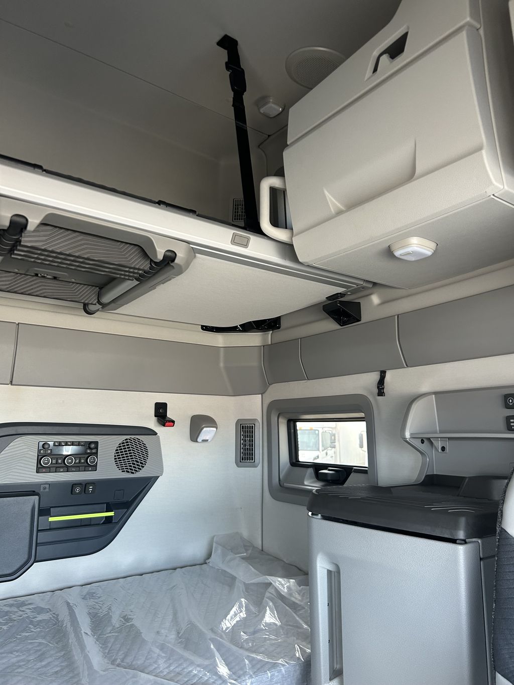 Slide images of 2025 VOLVO VNL64T860