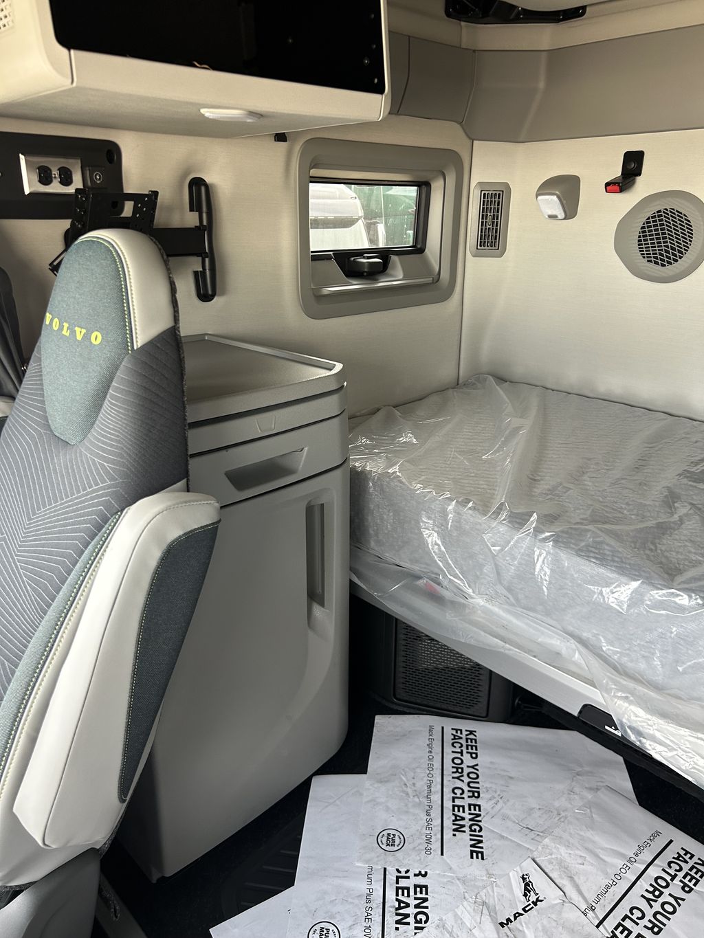 Slide images of 2025 VOLVO VNL64T860