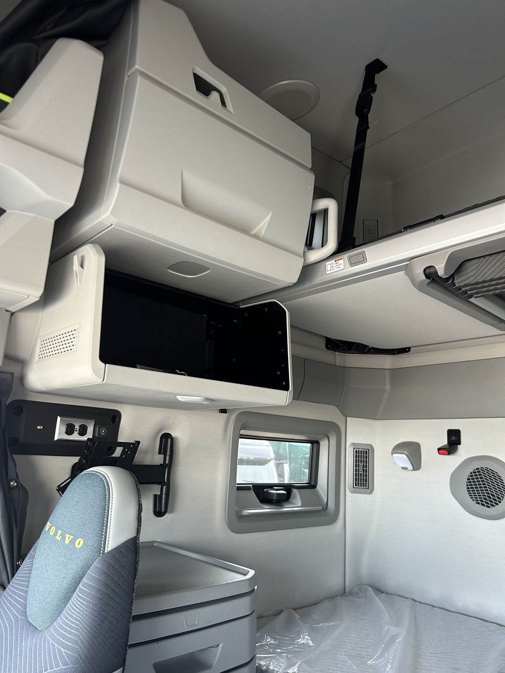 Slide images of 2025 VOLVO VNL64T860