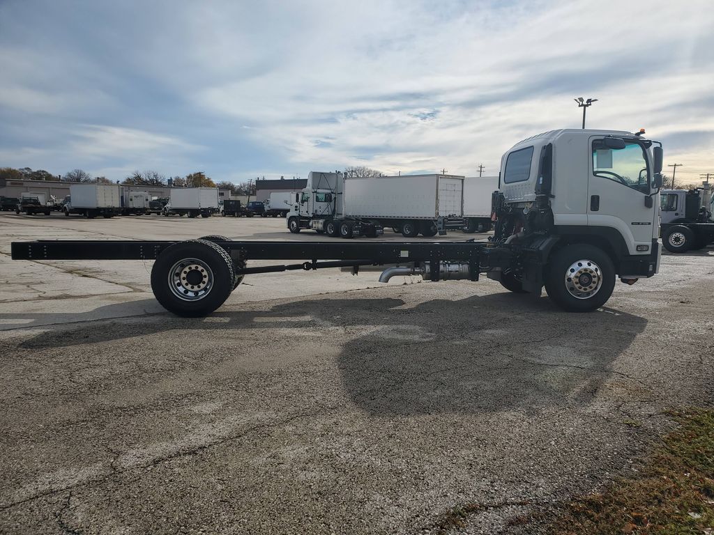 Slide images of 2025 ISUZU FTR