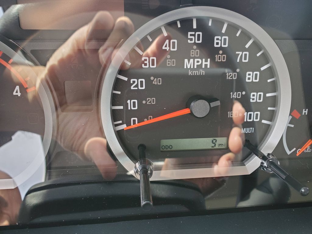 Slide images of 2024 ISUZU NRR