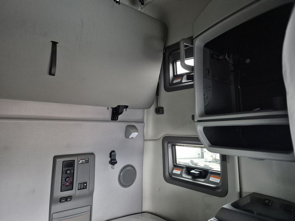 Slide images of 2023 VOLVO VNL64T760