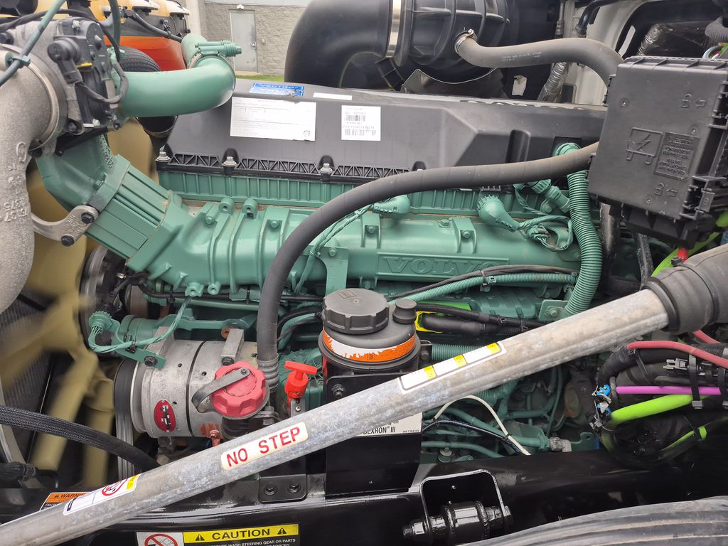 Slide images of 2023 VOLVO VNL64T760