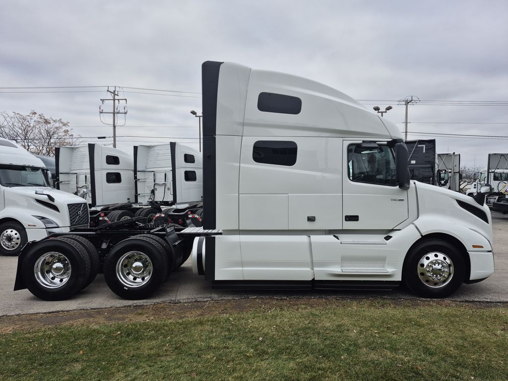 Slide images of 2023 VOLVO VNL64T760