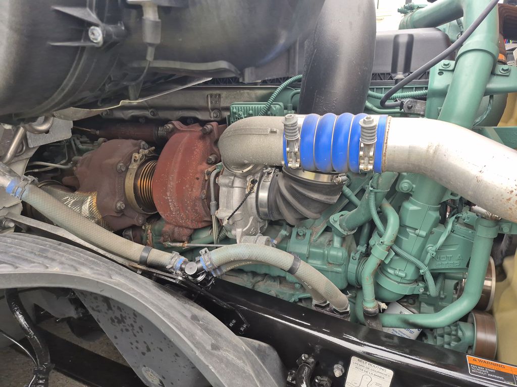 Slide images of 2023 VOLVO VNL64T760