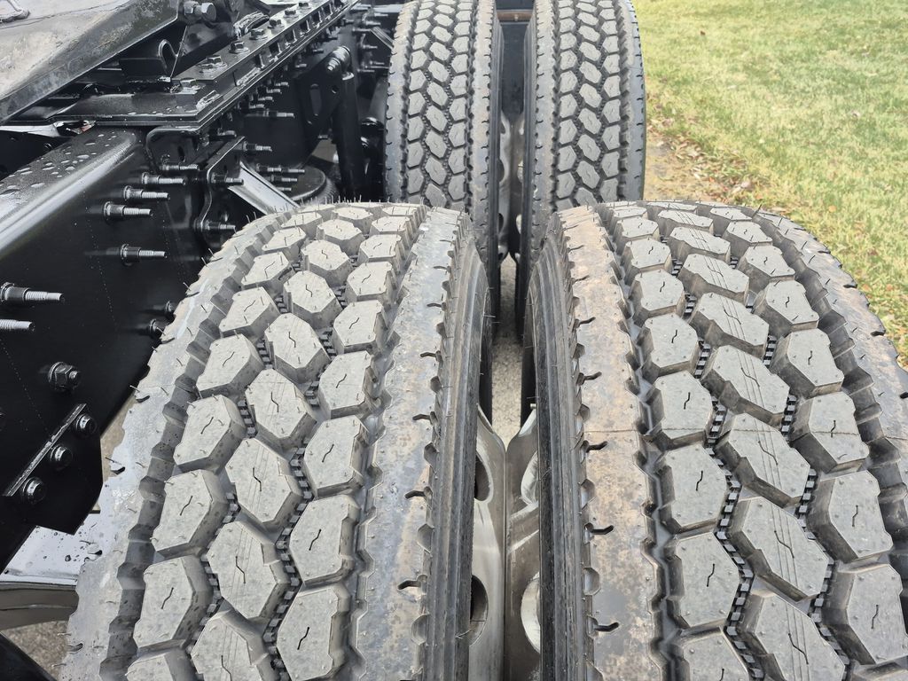 Slide images of 2023 VOLVO VNL64T760