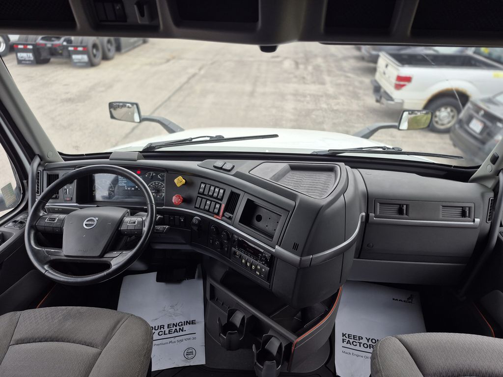 Slide images of 2023 VOLVO VNL64T760