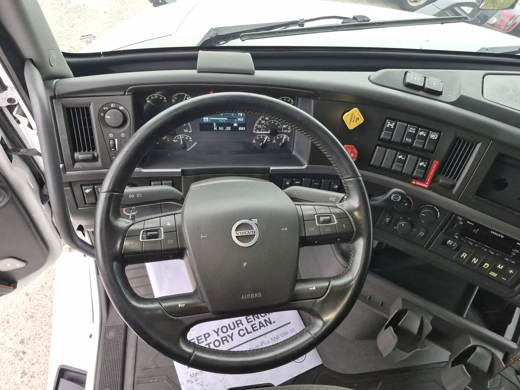 Slide images of 2023 VOLVO VNL64T760