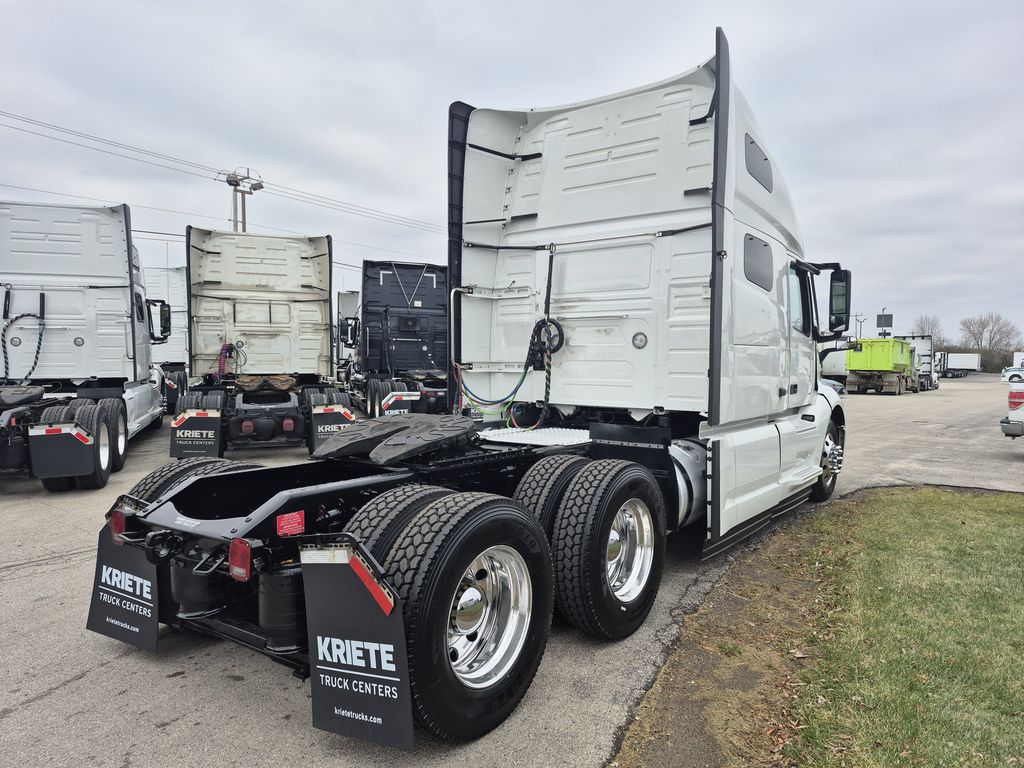 Slide images of 2023 VOLVO VNL64T760