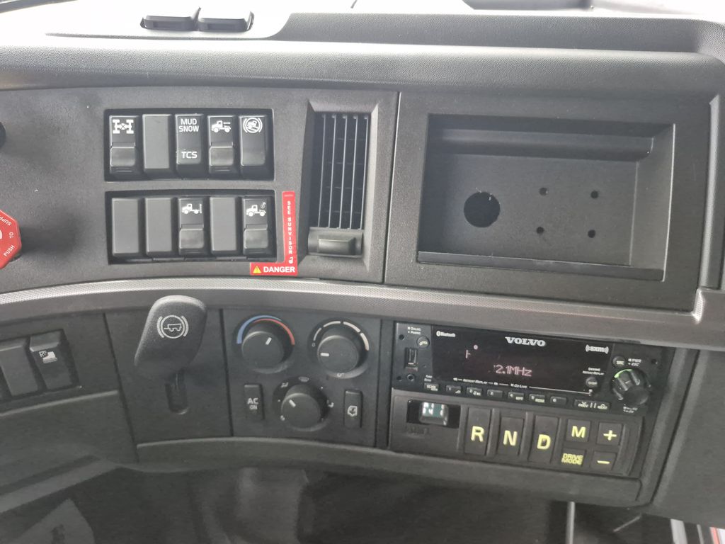 Slide images of 2023 VOLVO VNL64T760