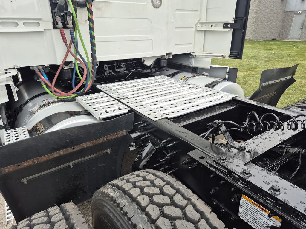 Slide images of 2023 VOLVO VNL64T760