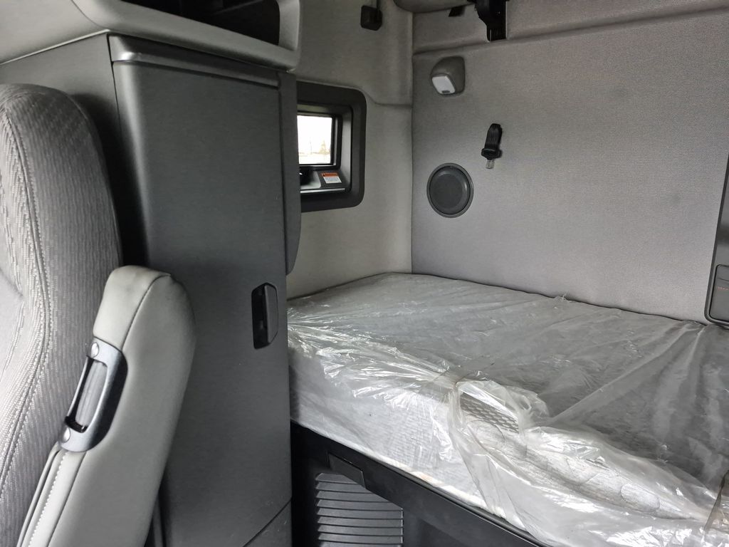 Slide images of 2023 VOLVO VNL64T760