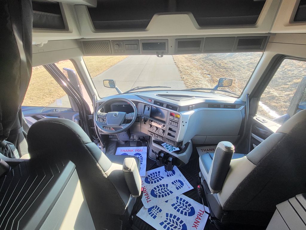 Slide images of 2026 VOLVO VNL64T860