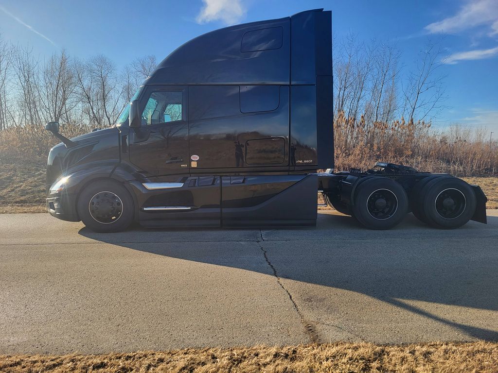 Slide images of 2026 VOLVO VNL64T860