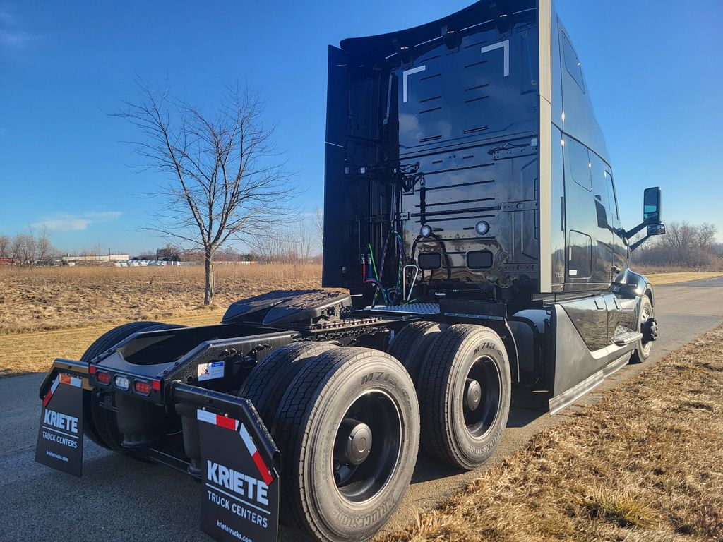 Slide images of 2026 VOLVO VNL64T860