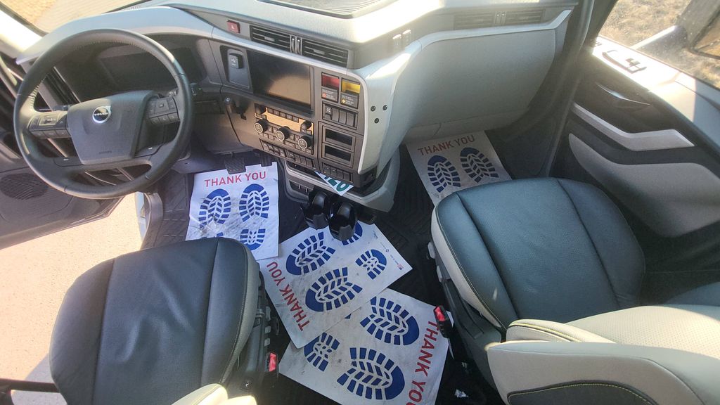 Slide images of 2026 VOLVO VNL64T860