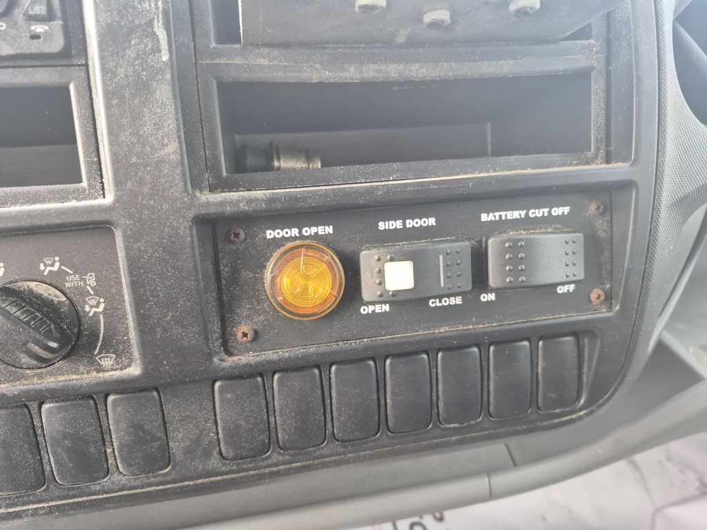 Slide images of 2018 HINO 195