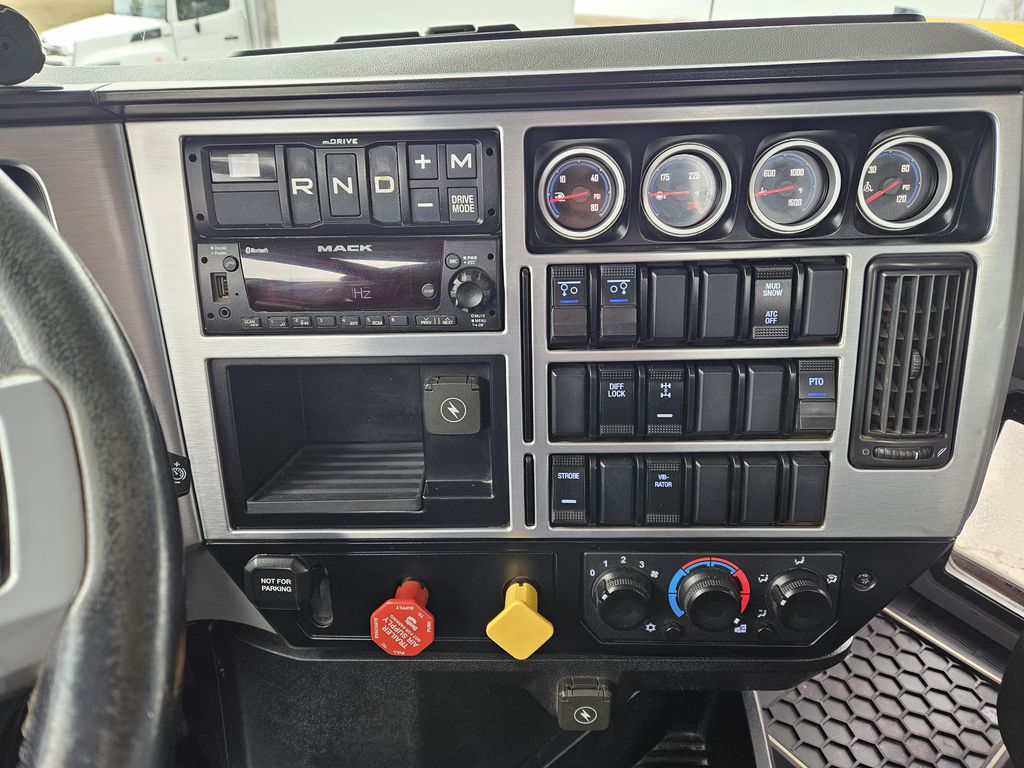 Slide images of 2022 MACK GR104B