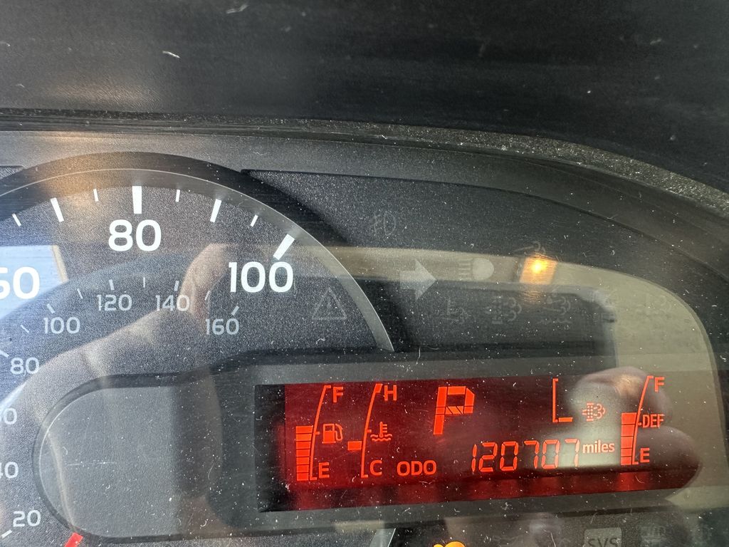 Slide images of 2018 HINO 195