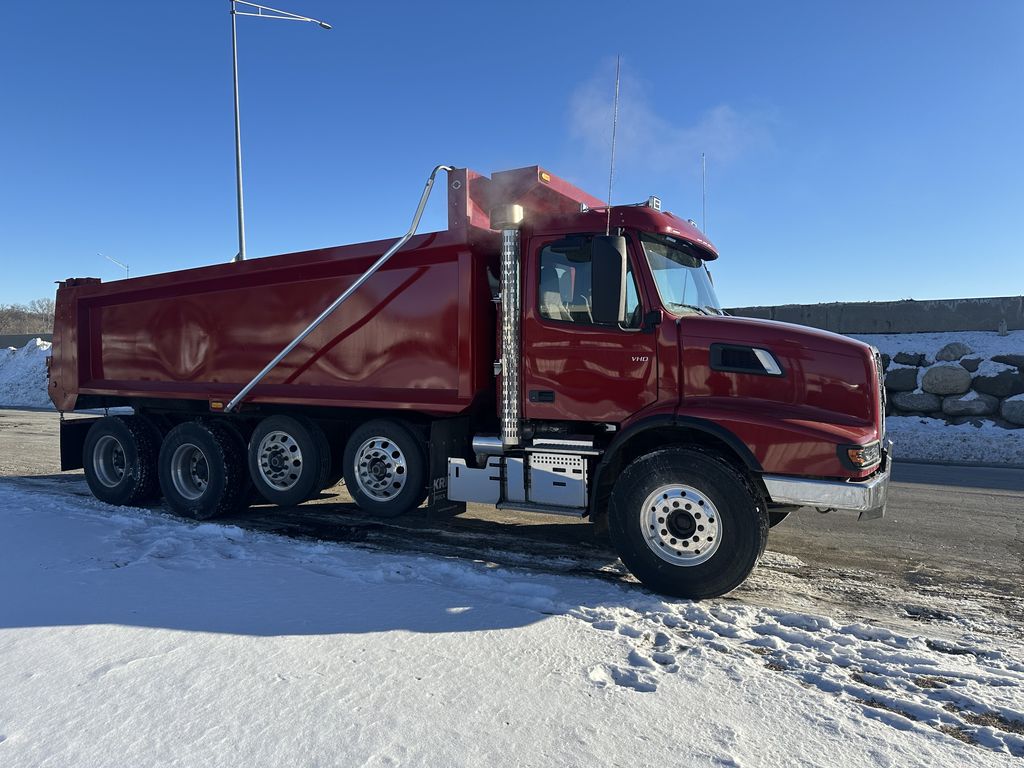 Slide images of 2025 VOLVO VHD64B300