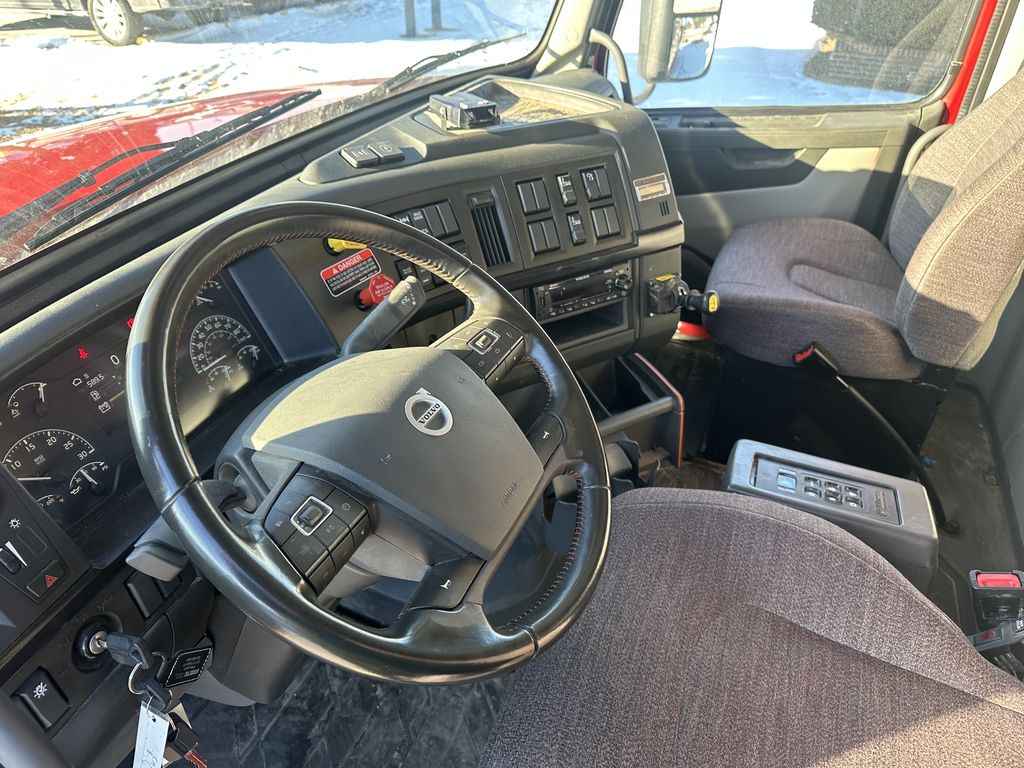 Slide images of 2025 VOLVO VHD64B300