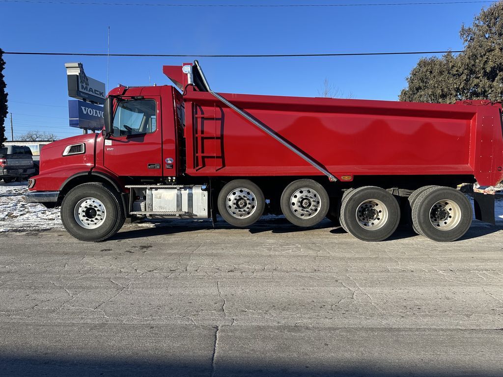 Slide images of 2025 VOLVO VHD64B300