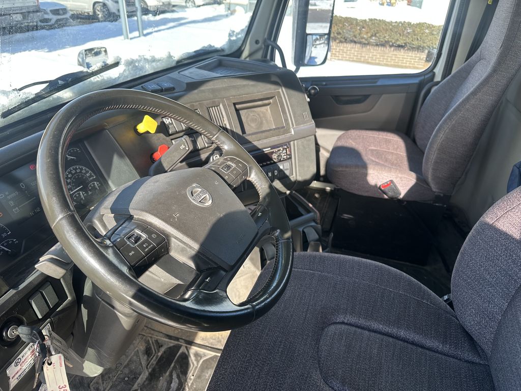 Slide images of 2020 VOLVO VNR64T-300