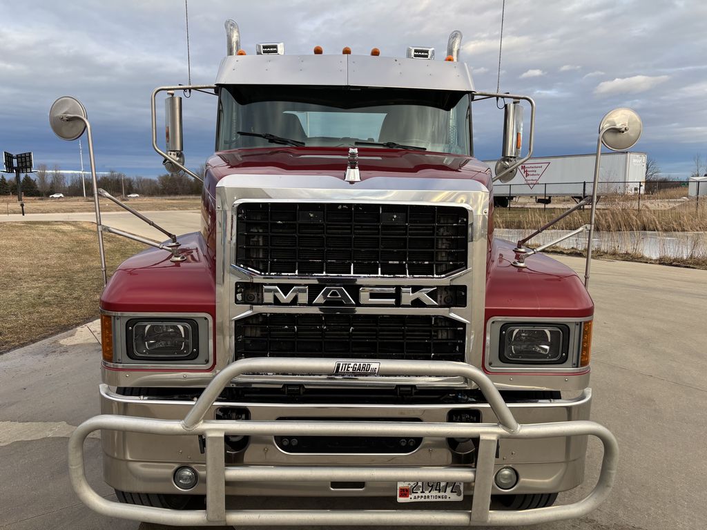 Slide images of 2021 MACK PI64T