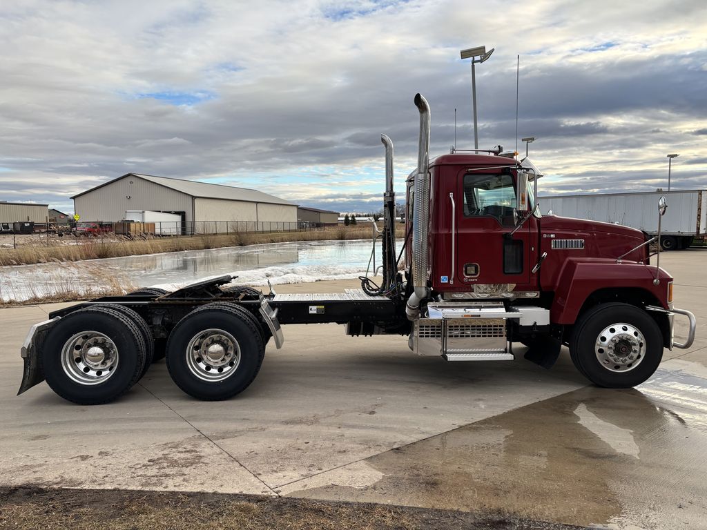 Slide images of 2021 MACK PI64T