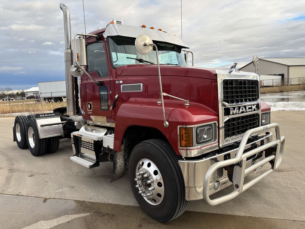 Slide images of 2021 MACK PI64T
