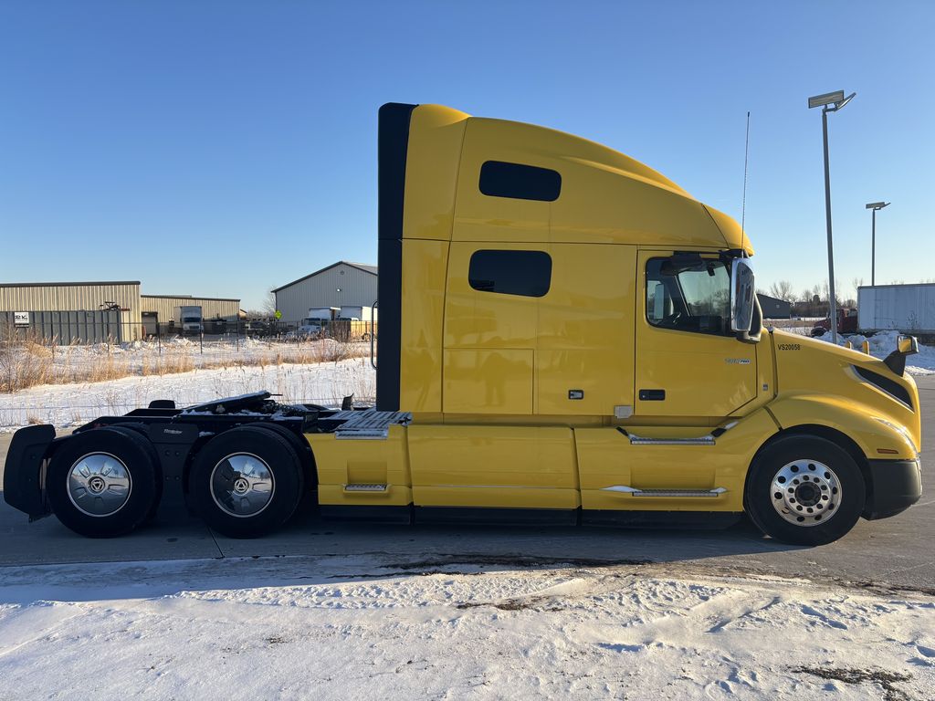 Slide images of 2022 VOLVO VNL64T760