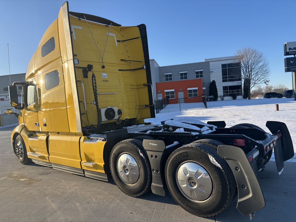 Slide images of 2022 VOLVO VNL64T760