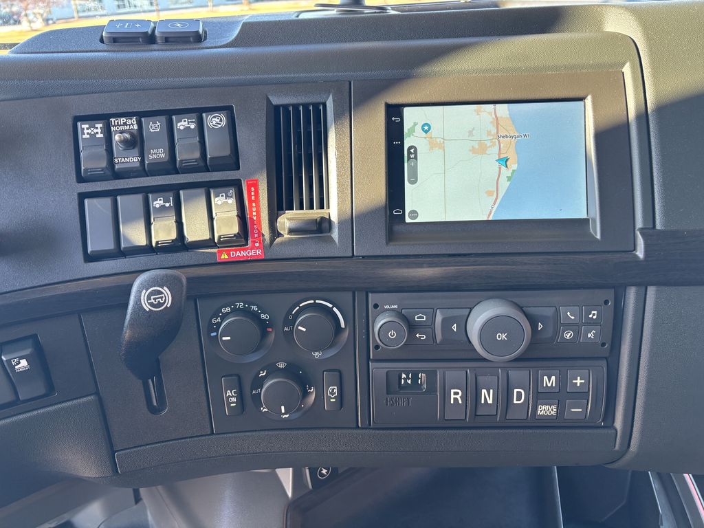 Slide images of 2022 VOLVO VNL64T760