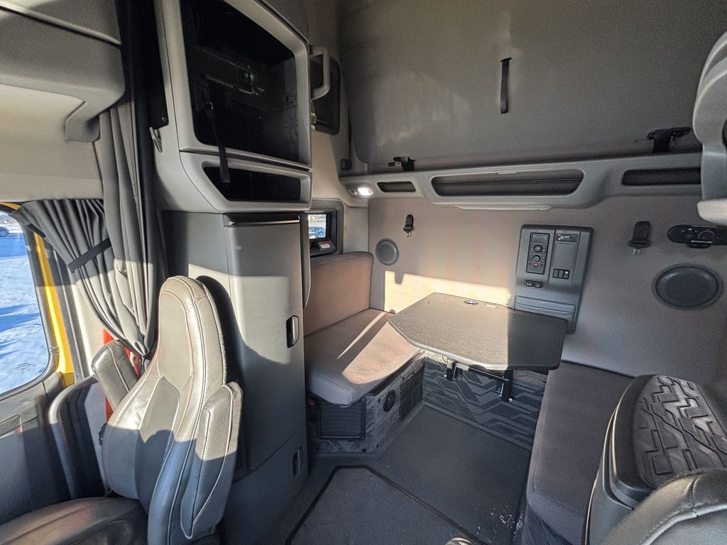 Slide images of 2022 VOLVO VNL64T760