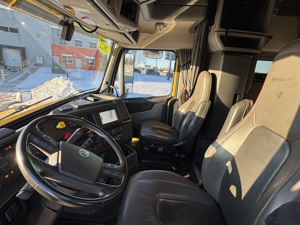Slide images of 2022 VOLVO VNL64T760