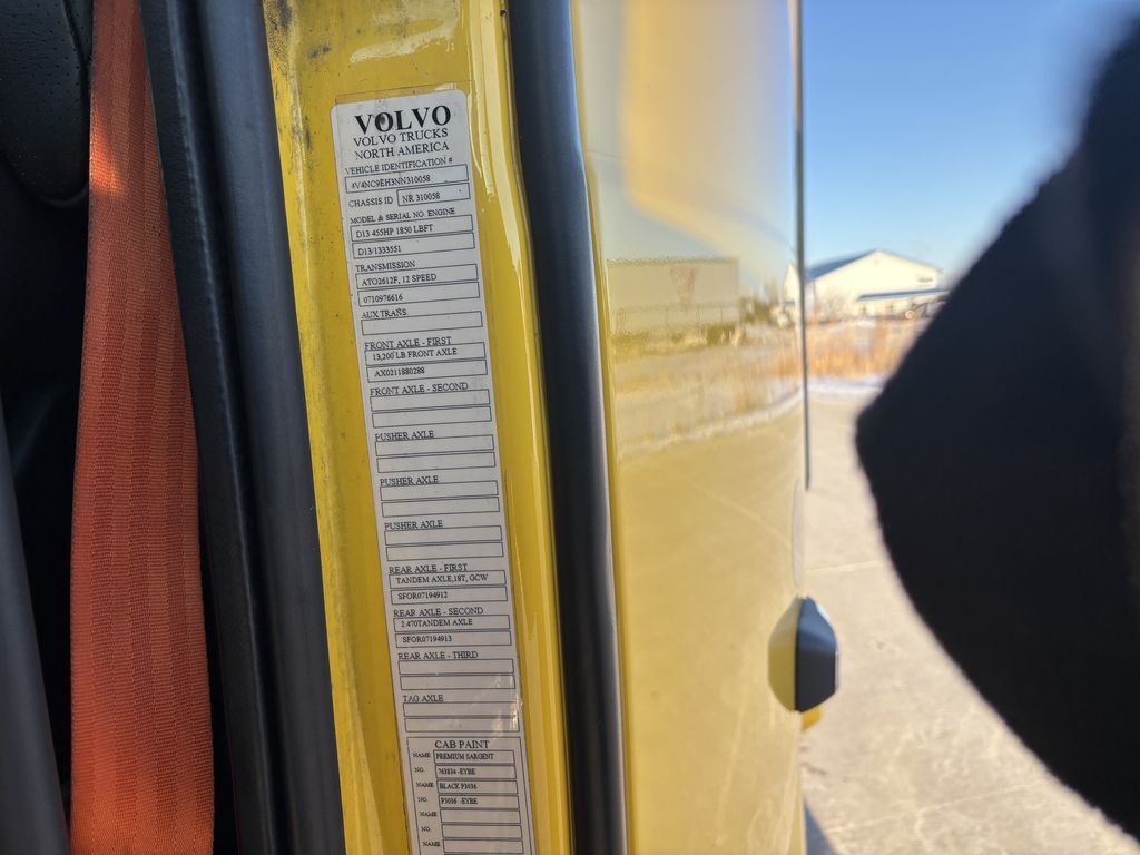 Slide images of 2022 VOLVO VNL64T760