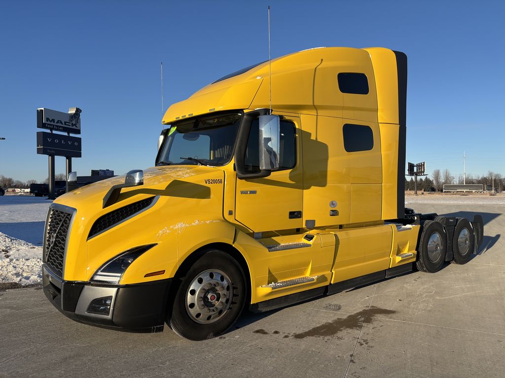 Slide images of 2022 VOLVO VNL64T760