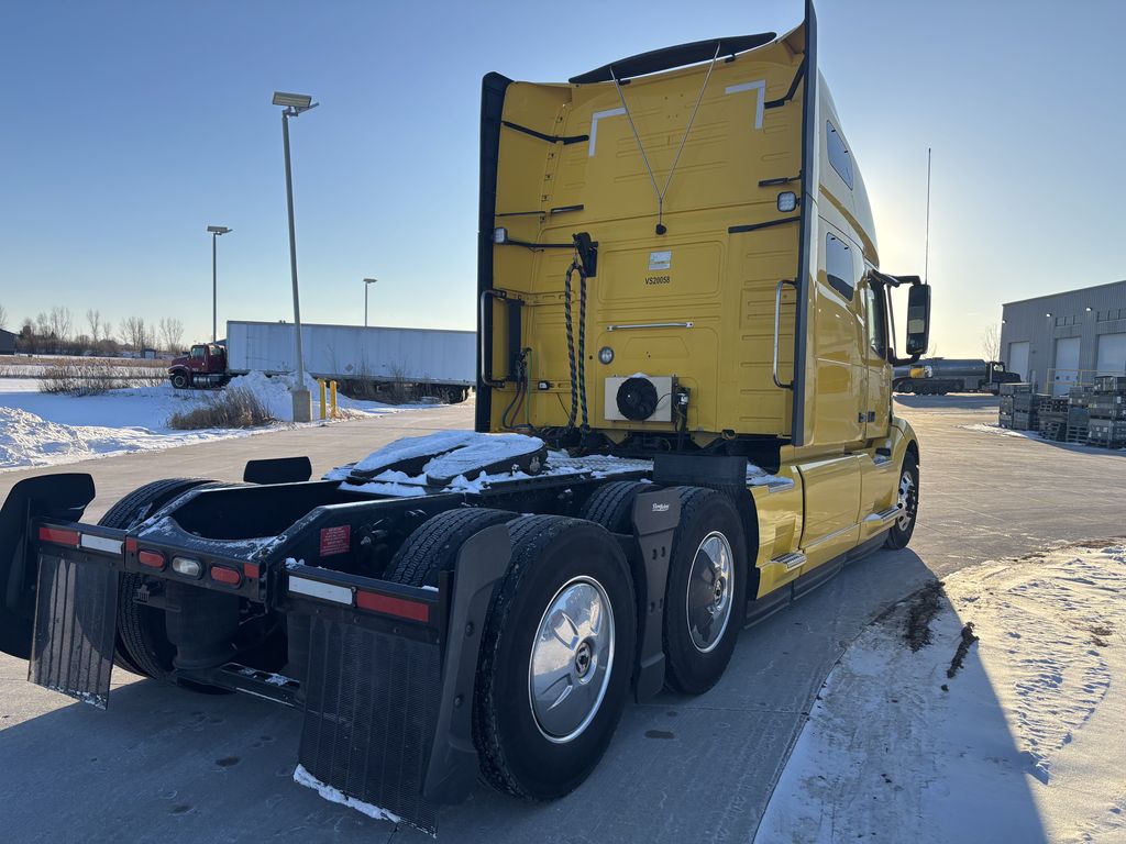 Slide images of 2022 VOLVO VNL64T760