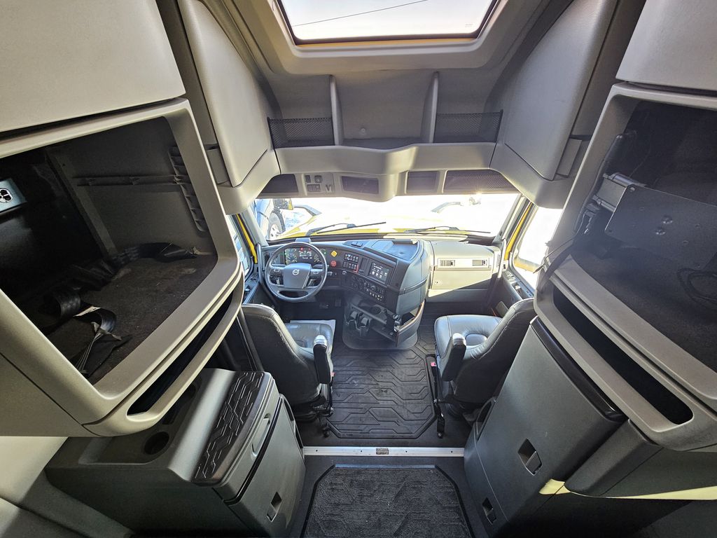 Slide images of 2022 VOLVO VNL64T760 
