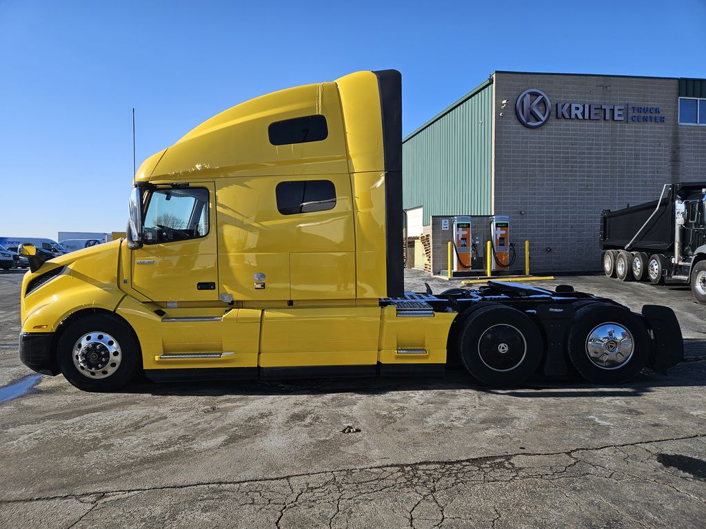 Slide images of 2022 VOLVO VNL64T760 