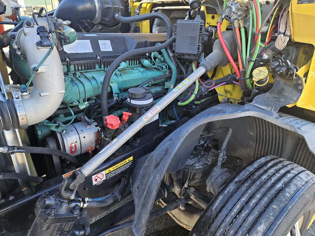 Slide images of 2022 VOLVO VNL64T760 