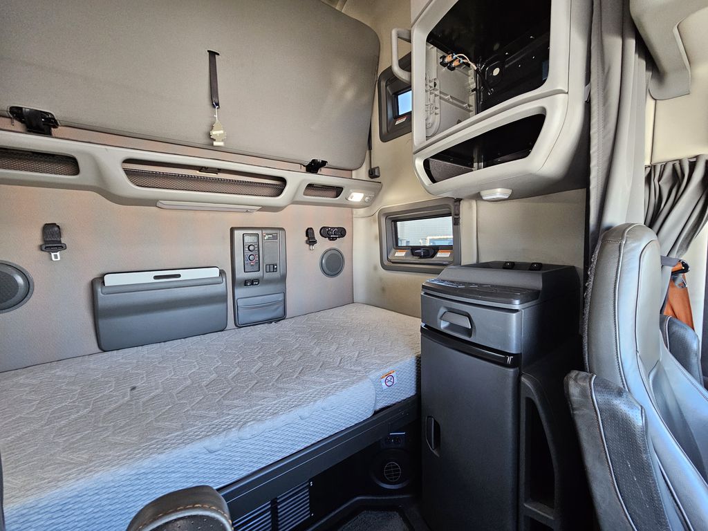 Slide images of 2022 VOLVO VNL64T760 