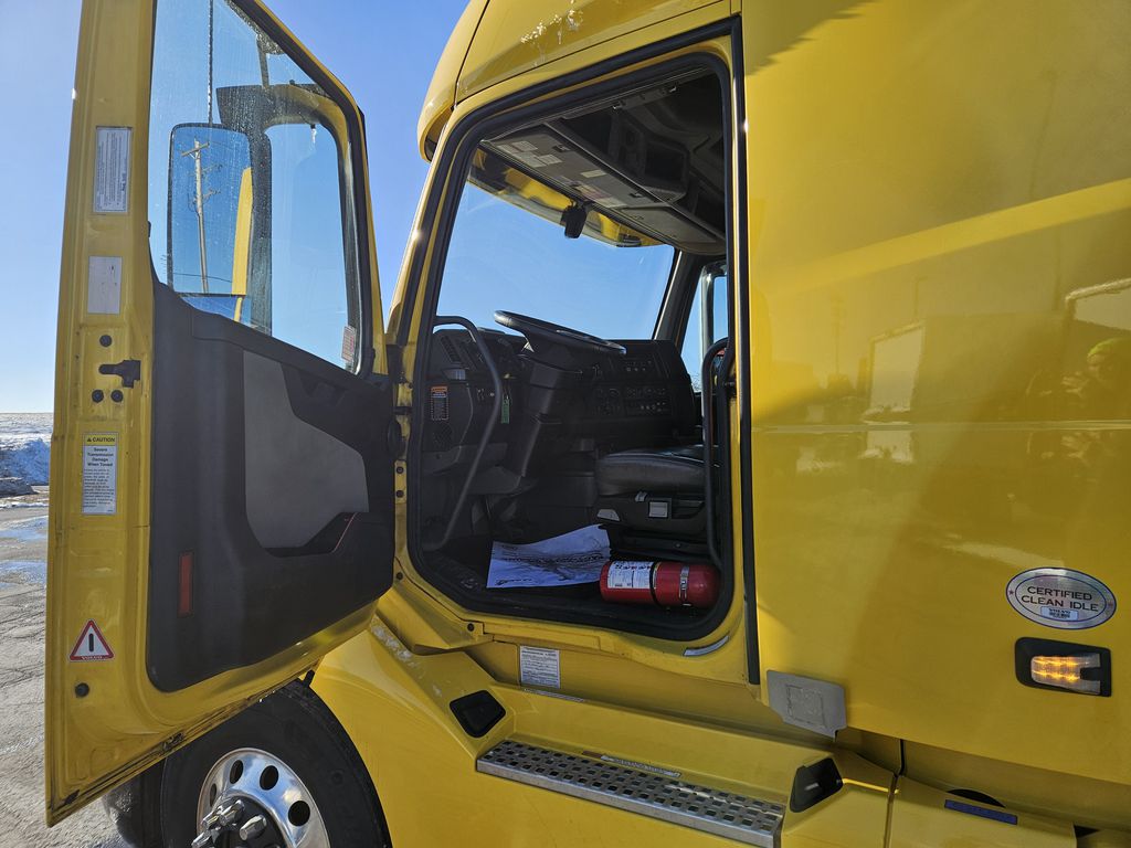 Slide images of 2022 VOLVO VNL64T760 