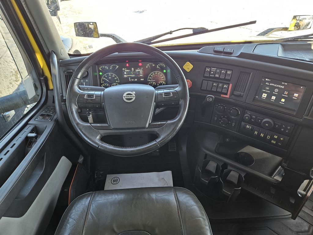 Slide images of 2022 VOLVO VNL64T760 