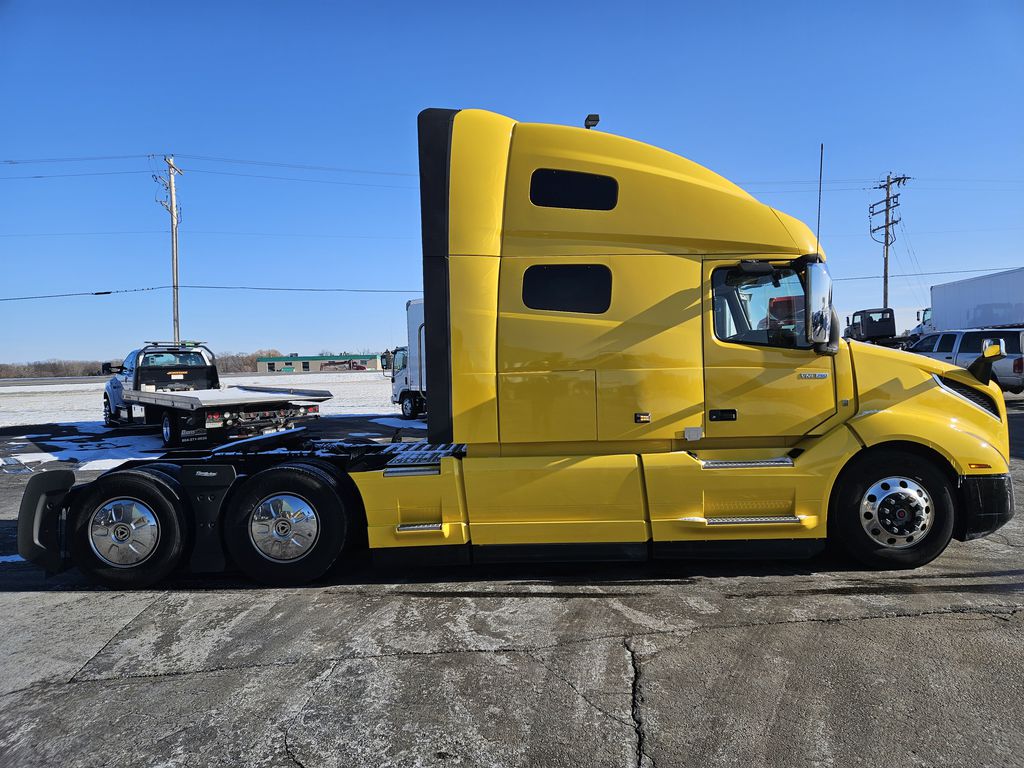 Slide images of 2022 VOLVO VNL64T760 