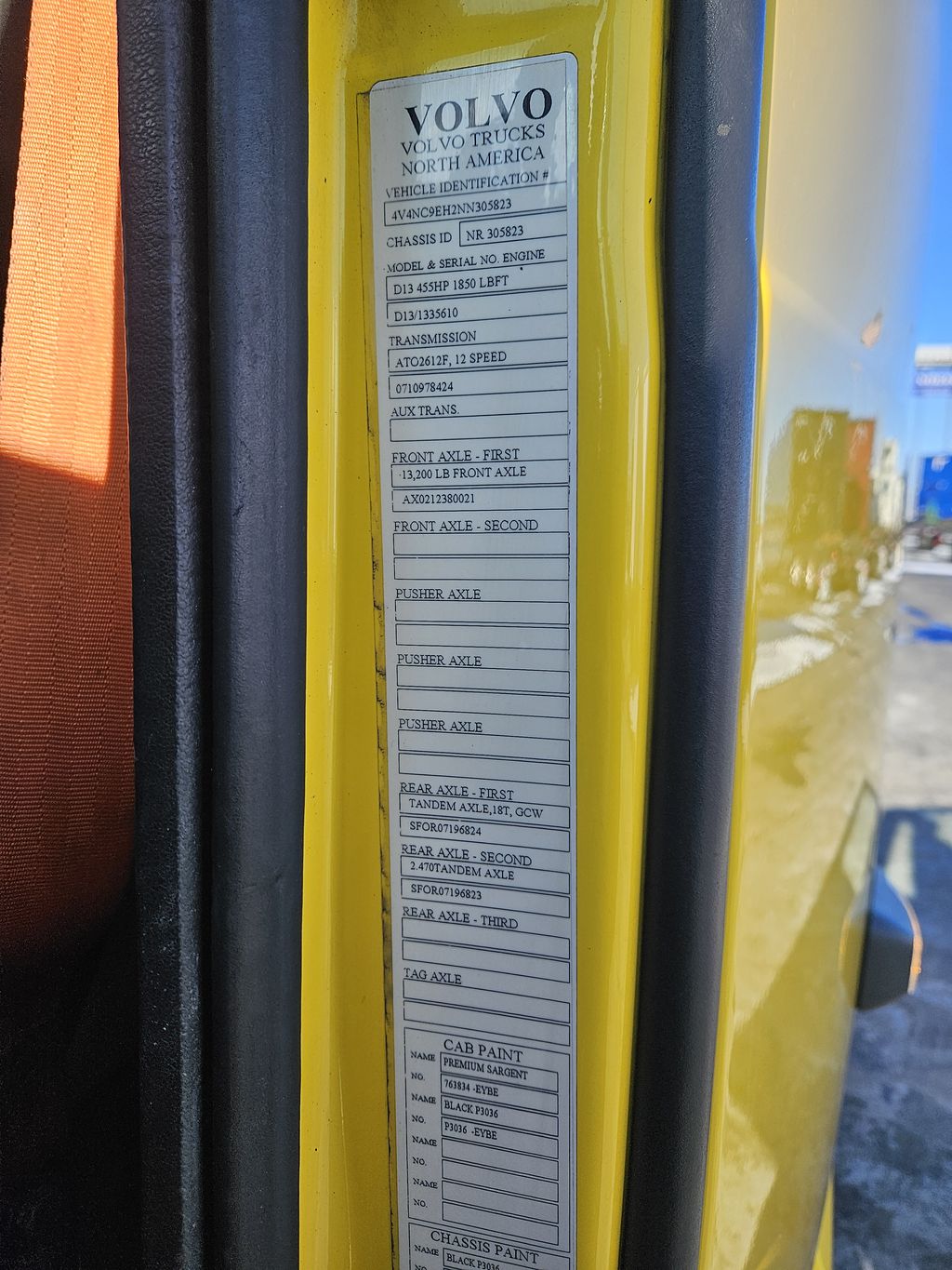 Slide images of 2022 VOLVO VNL64T760 