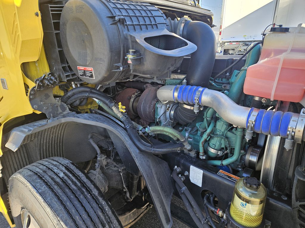 Slide images of 2022 VOLVO VNL64T760 