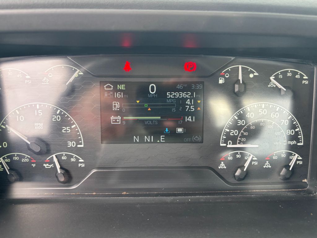 Slide images of 2022 VOLVO VNR64T300