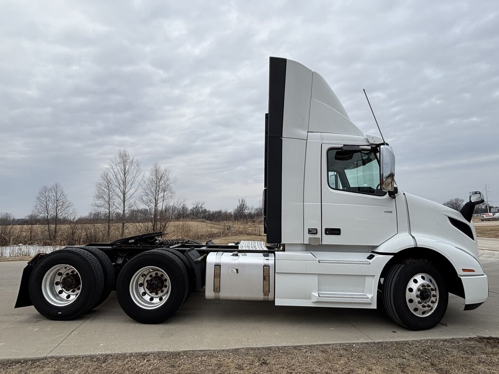 Slide images of 2022 VOLVO VNR64T300
